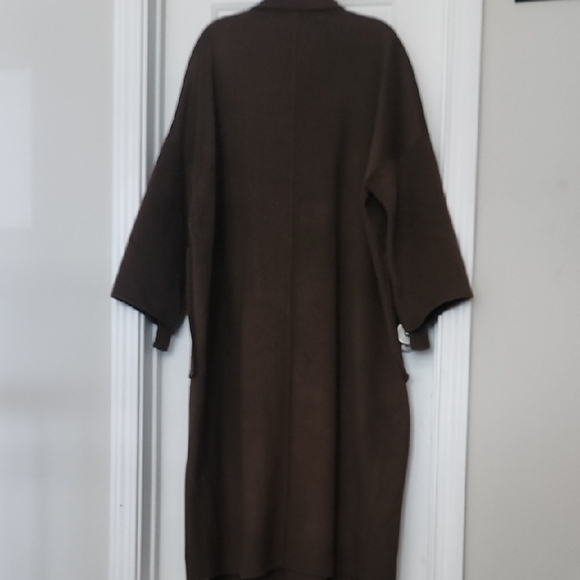 Brown Trench Coat with Classic Lapels and Structured Silhouette - Picture 8 of 11